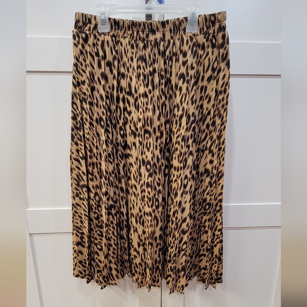 Leopard print pleated skirt